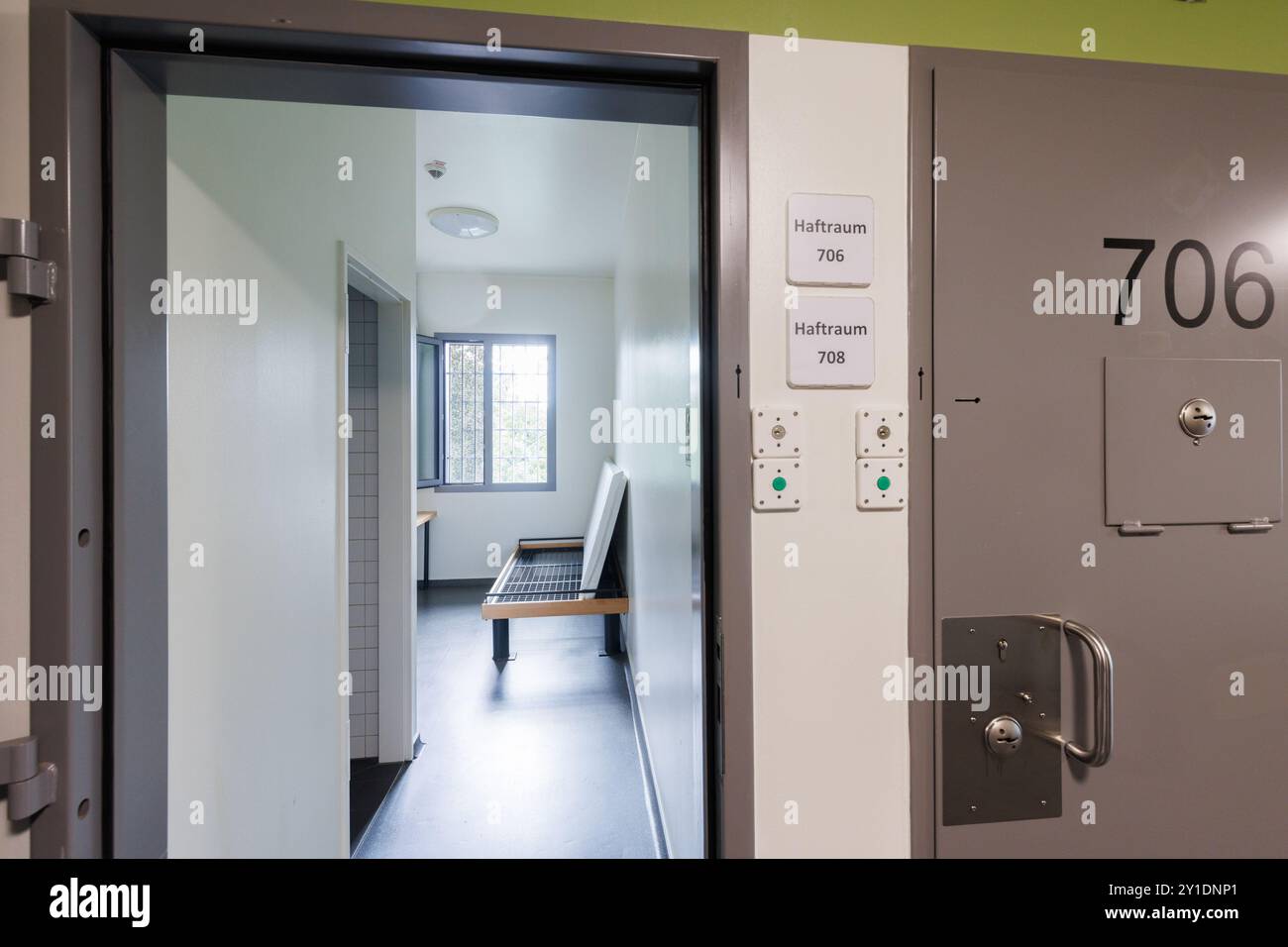 Darmstadt, Germania. 6 settembre 2024. Vista della sala di detenzione numero 708 presso la struttura di detenzione dell'Assia (AHE) durante la visita del ministro degli interni dell'Assia Poseck. Sulla destra, la porta della stanza 706. Gli stranieri che devono lasciare il paese sono alloggiati nella struttura di detenzione per l’espulsione di Darmstadt-Eberstadt, al fine di garantire la loro partenza sicura. Crediti: Lando Hass/dpa/Alamy Live News Foto Stock