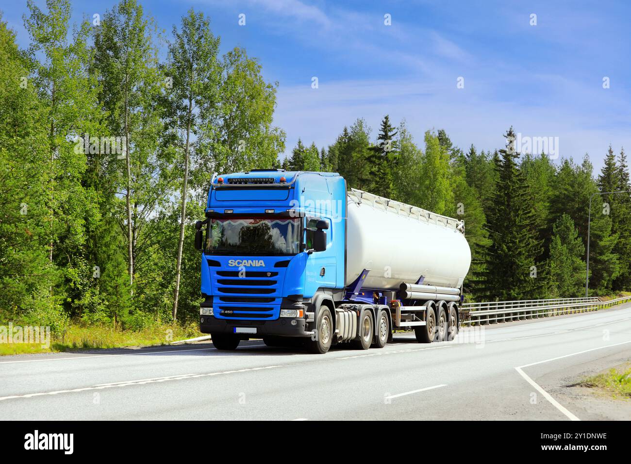 Semi-rimorchio con serbatoio per camion Blue Scania R450 per il trasporto di merci sfuse su autostrada in un giorno d'estate. Copia spazio. Jokioinen, Finlandia. 8 agosto 2024. Foto Stock