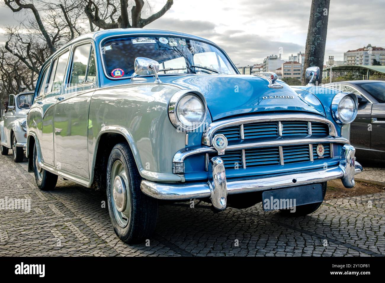 Lisbona, Portogallo - 20 gennaio 2024: Una classica vettura Morris Oxford serie III bicolore parcheggiata su un sentiero acciottolato in una giornata nuvolosa, auto di famiglia, due colori di rivestimento, British Motor Corporation Foto Stock