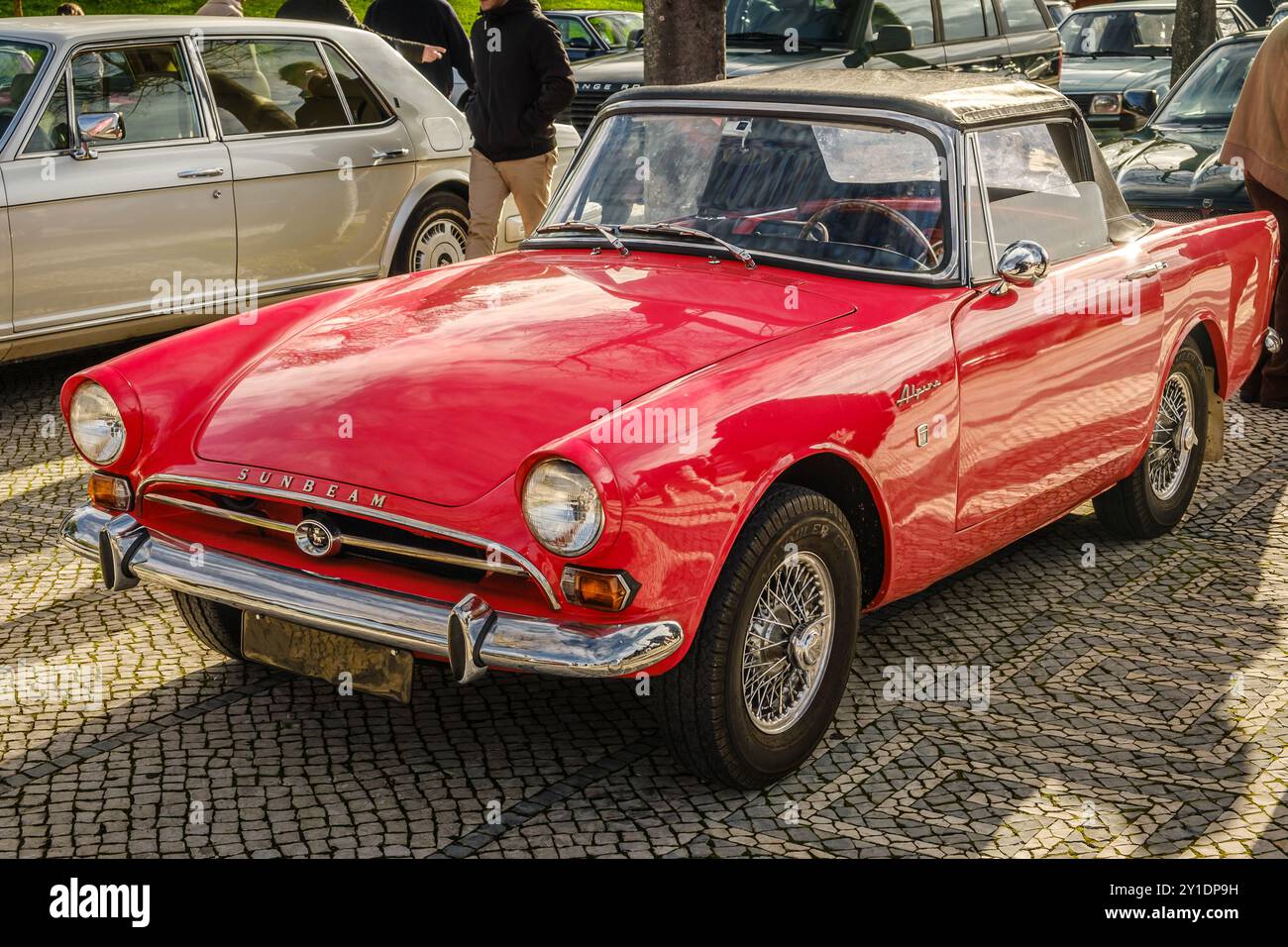 Lisbona, Portogallo - 20 gennaio 2024: Red Subeam Alpine serie IV, auto sportiva d'epoca decappottabile, parcheggiata su strade lastricate. Roadster a due posti Classice o drophead coupé di Rootes Group, Inghilterra, Gran Bretagna Foto Stock