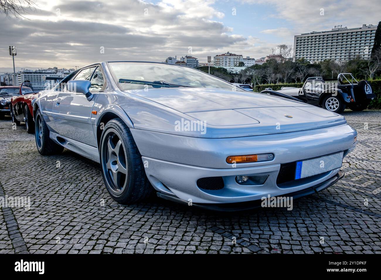 Lisbona, Portogallo - 20 gennaio 2024: Classica coupé a due posti argento di Lotus Esprit Sport 350, parcheggiata su una strada pavimentata in ciottoli. Foto Stock