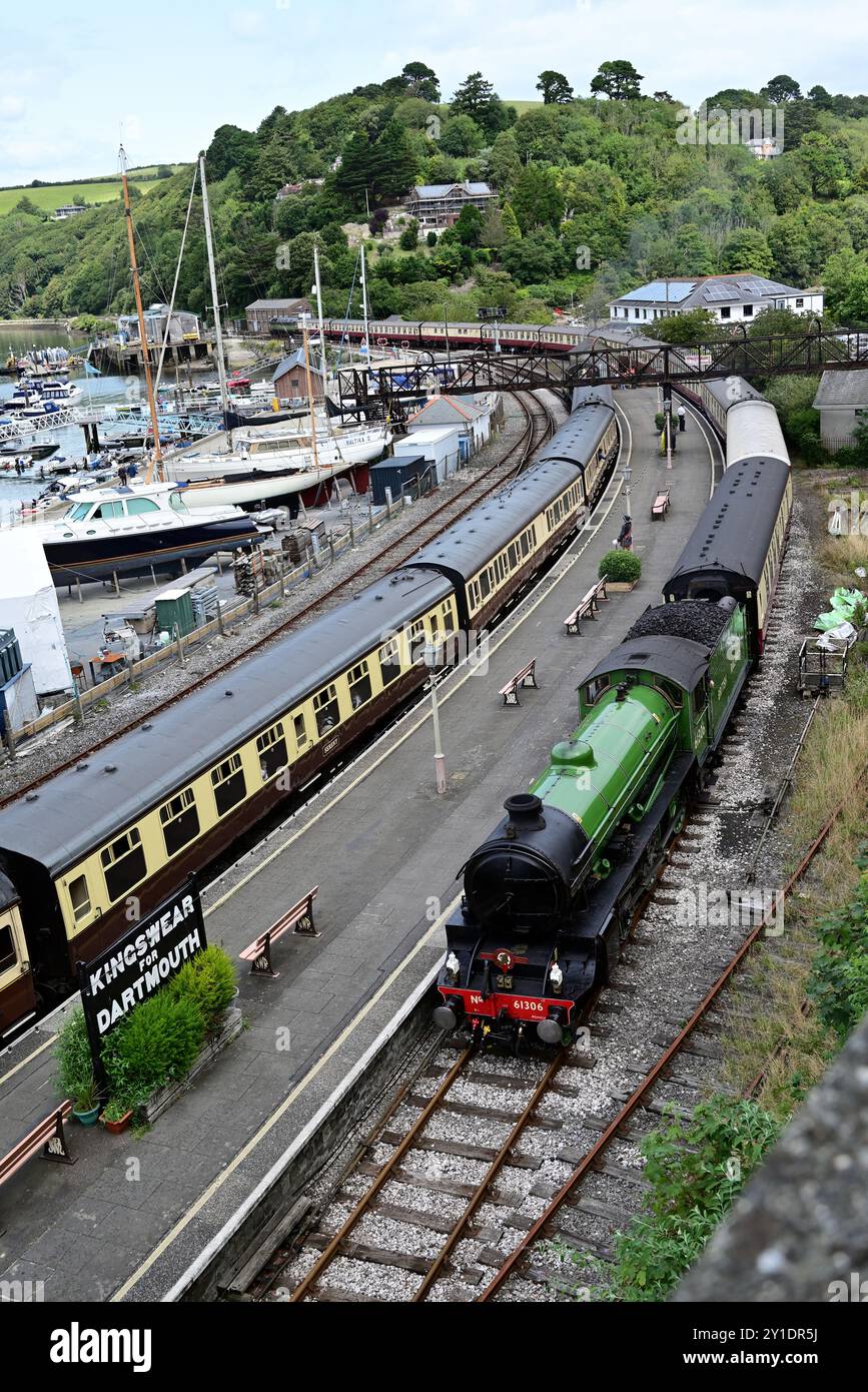 LNER Thompson Classe B1 No 61306 Mayflower arriva a Kingswear con l'English Riviera Express il 17 agosto 2024. Foto Stock