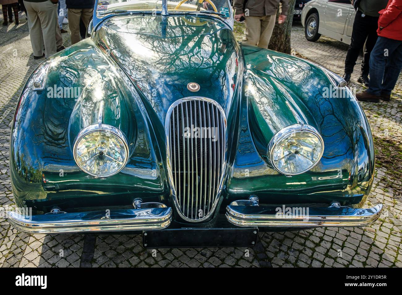 Lisbona, Portogallo - 20 gennaio 2024: Vista frontale della Jaguar XK120 Drop head coupé vintage verde scuro parcheggiata su una strada pavimentata in ciottoli. Roadster a due posti, auto sportiva, convertibile Foto Stock