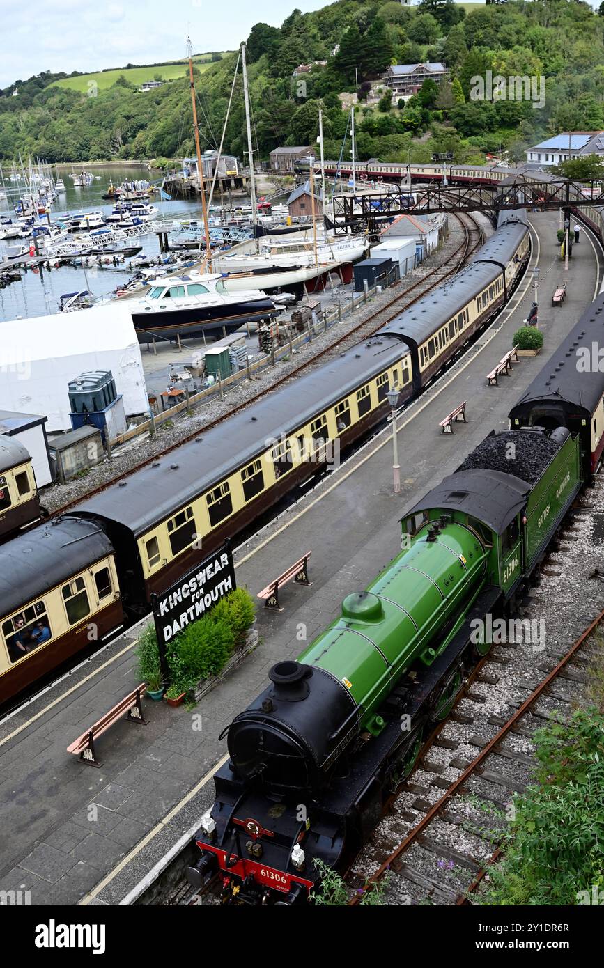 LNER Thompson Classe B1 No 61306 Mayflower arriva a Kingswear con l'English Riviera Express il 17 agosto 2024. Foto Stock