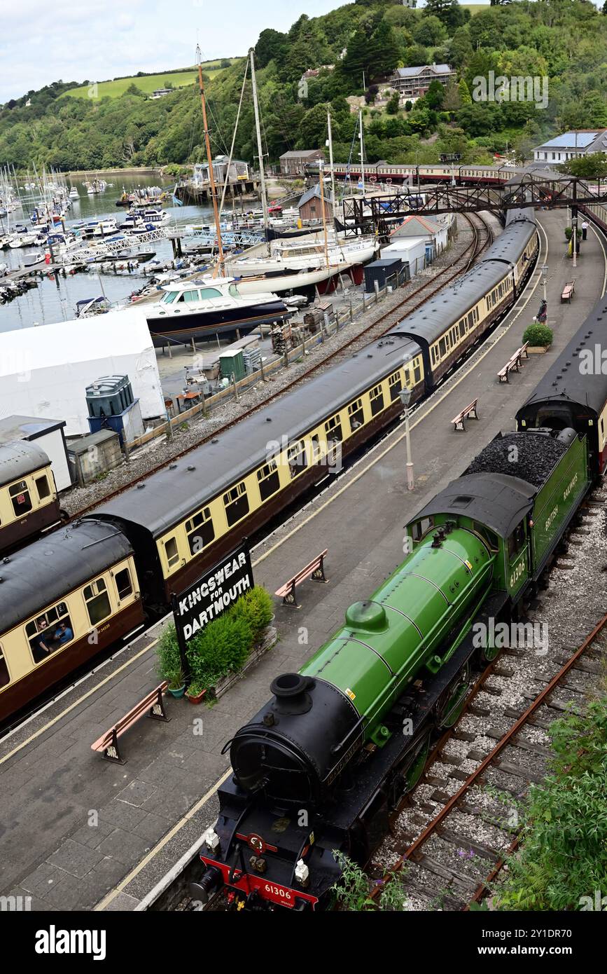 LNER Thompson Classe B1 No 61306 Mayflower arriva a Kingswear con l'English Riviera Express il 17 agosto 2024. Foto Stock