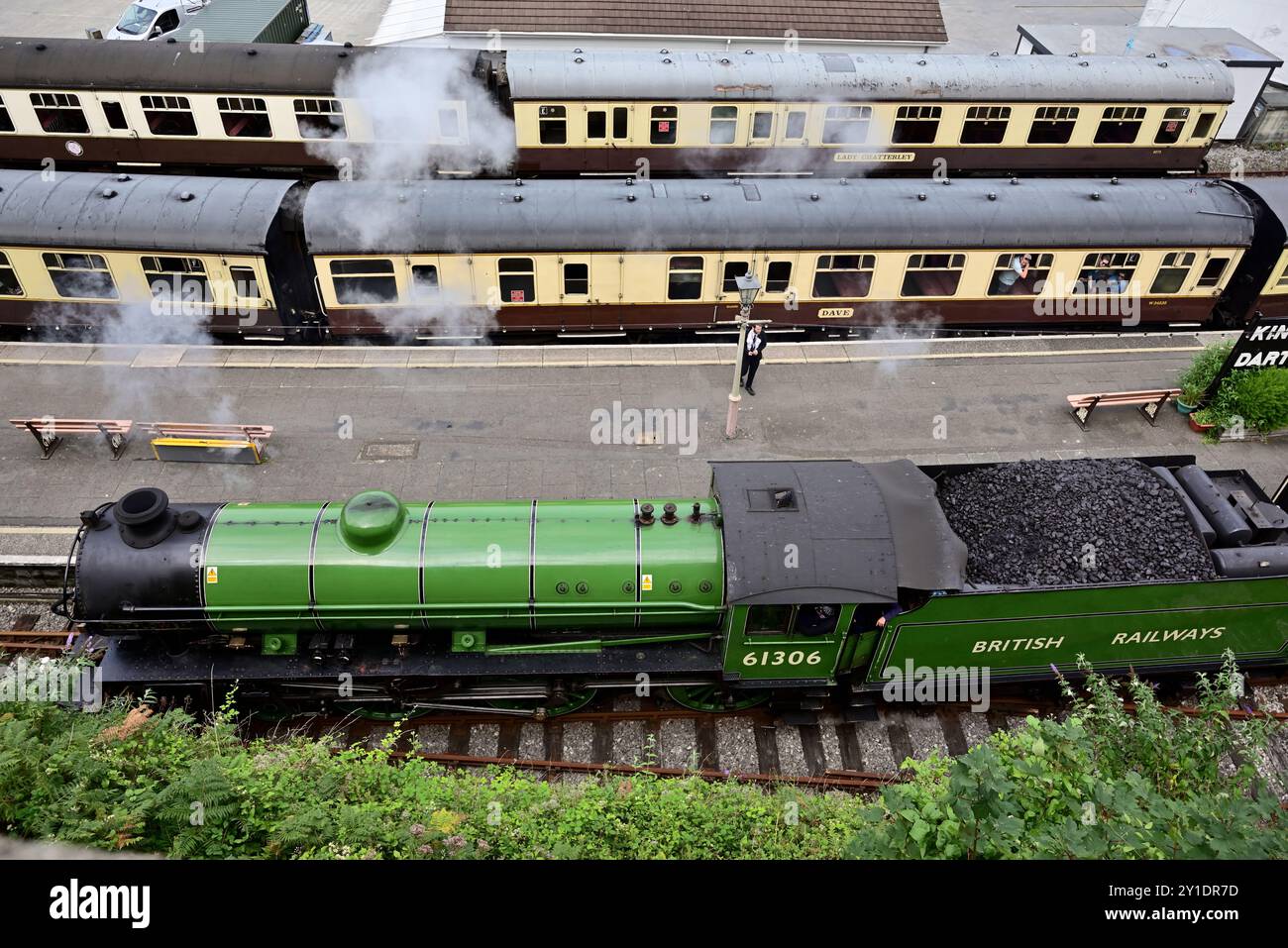 LNER Thompson Classe B1 No 61306 Mayflower arriva a Kingswear con l'English Riviera Express il 17 agosto 2024. Foto Stock