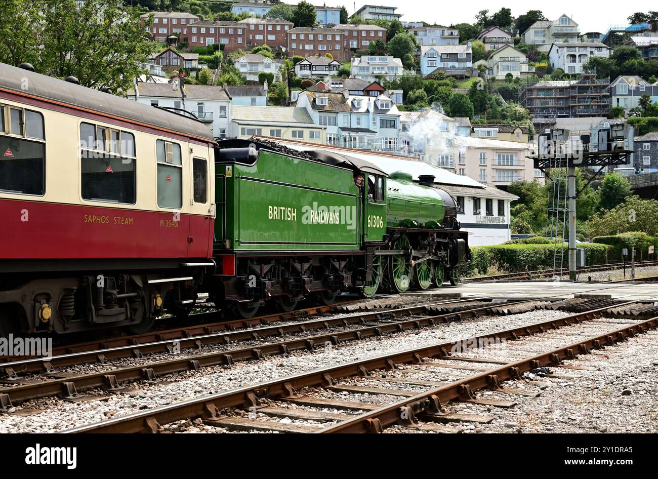 LNER Thompson Classe B1 No 61306 Mayflower sta schierando il suo treno in un fianco dopo l'arrivo a Kingswear con l'English Riviera Express. Foto Stock