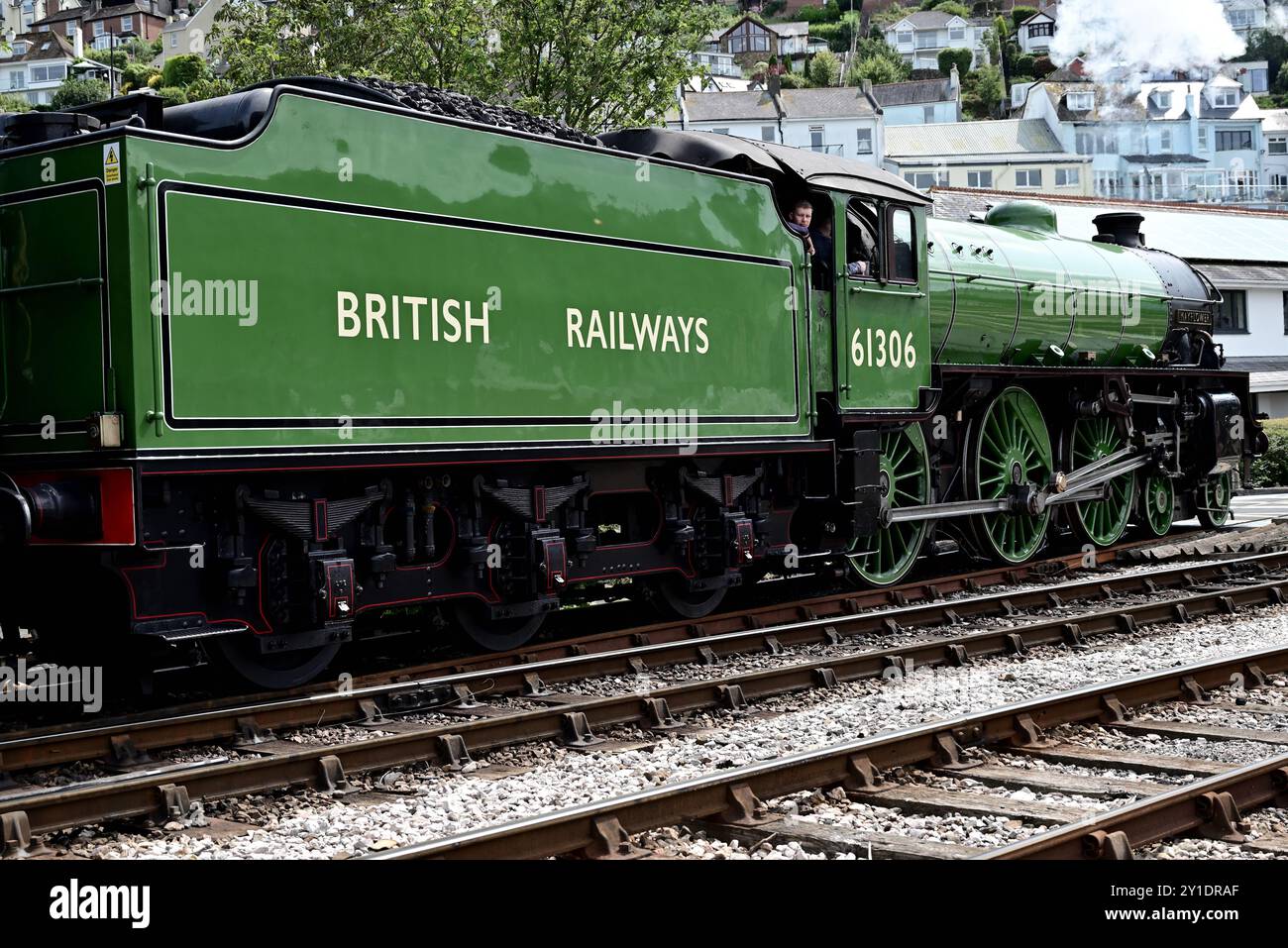 LNER Thompson Classe B1 No 61306 Mayflower sta schierando il suo treno in un fianco dopo l'arrivo a Kingswear con l'English Riviera Express. Foto Stock
