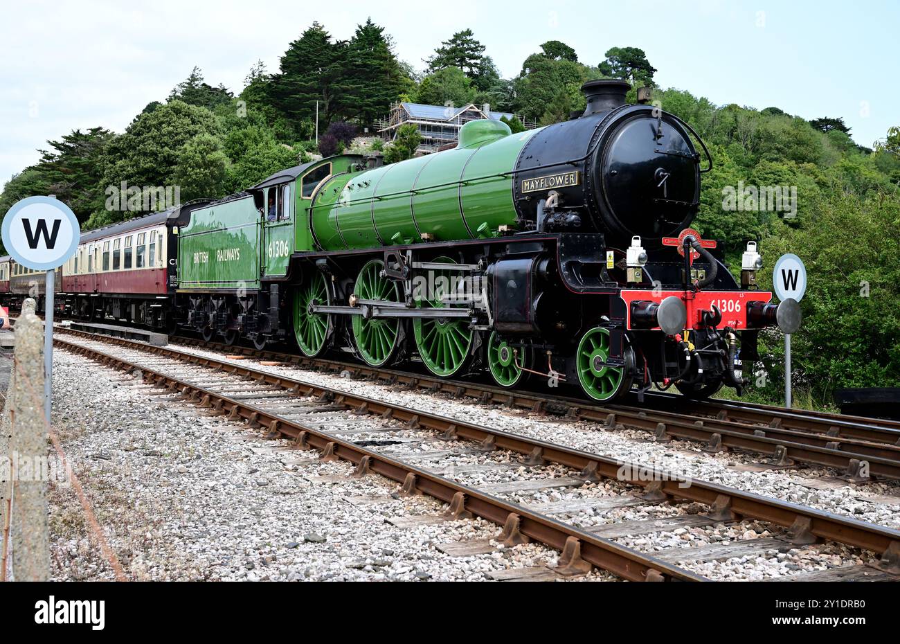 LNER Thompson Classe B1 No 61306 Mayflower sta schierando il suo treno in un fianco dopo l'arrivo a Kingswear con l'English Riviera Express. Foto Stock