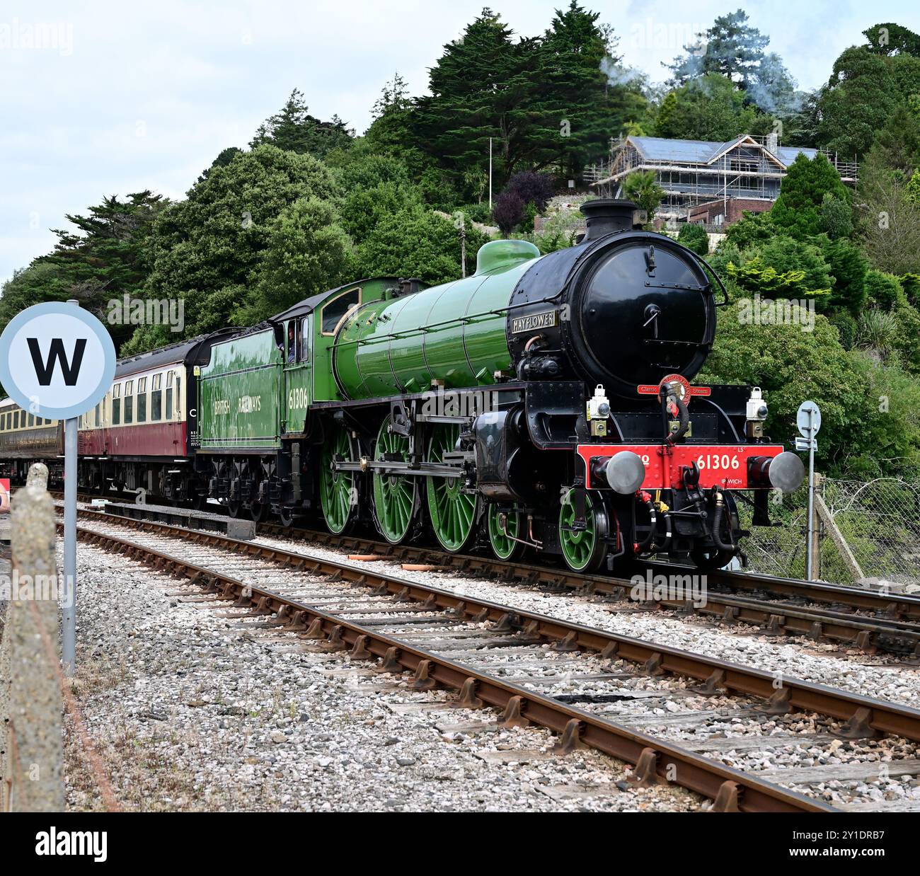 LNER Thompson Classe B1 No 61306 Mayflower sta schierando il suo treno in un fianco dopo l'arrivo a Kingswear con l'English Riviera Express. Foto Stock