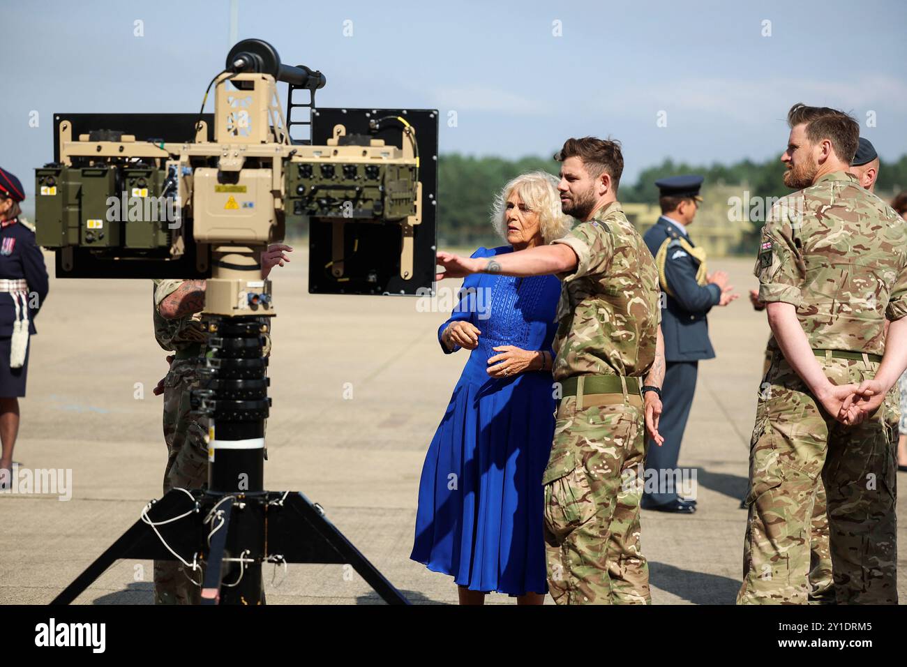 La regina Camilla, Honorary Air Commodore, guarda le attrezzature da banco-droni, durante la sua visita alla RAF Leeming, Northallerton, per incontrare il personale di servizio e le loro famiglie e conoscere il supporto sociale che gli viene offerto. Data foto: Venerdì 6 settembre 2024. Foto Stock