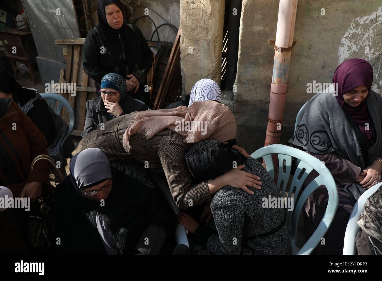 Jenin, Cisgiordania, 5 gennaio 2019. Una grande processione funebre accompagna il corpo del ventenne Abdullah Tawalb nel villaggio di Jalamah nel distretto di Jenin, che è stato ucciso lunedì da soldati israeliani, vicino al checkpoint di al-Jalama, e in seguito è morto per le sue ferite. Secondo fonti locali, le forze israeliane hanno sparato e ferito due palestinesi, che passavano vicino al checkpoint di al-Jalamah nella città settentrionale di Jenin in moto. Abdullah Faysal Towalba ha ceduto alle ferite riportate all'ospedale governativo di Jenin, mentre Omar Ahmad Hanana, 15 anni, è rimasto ferito, ma è in una stalla Foto Stock