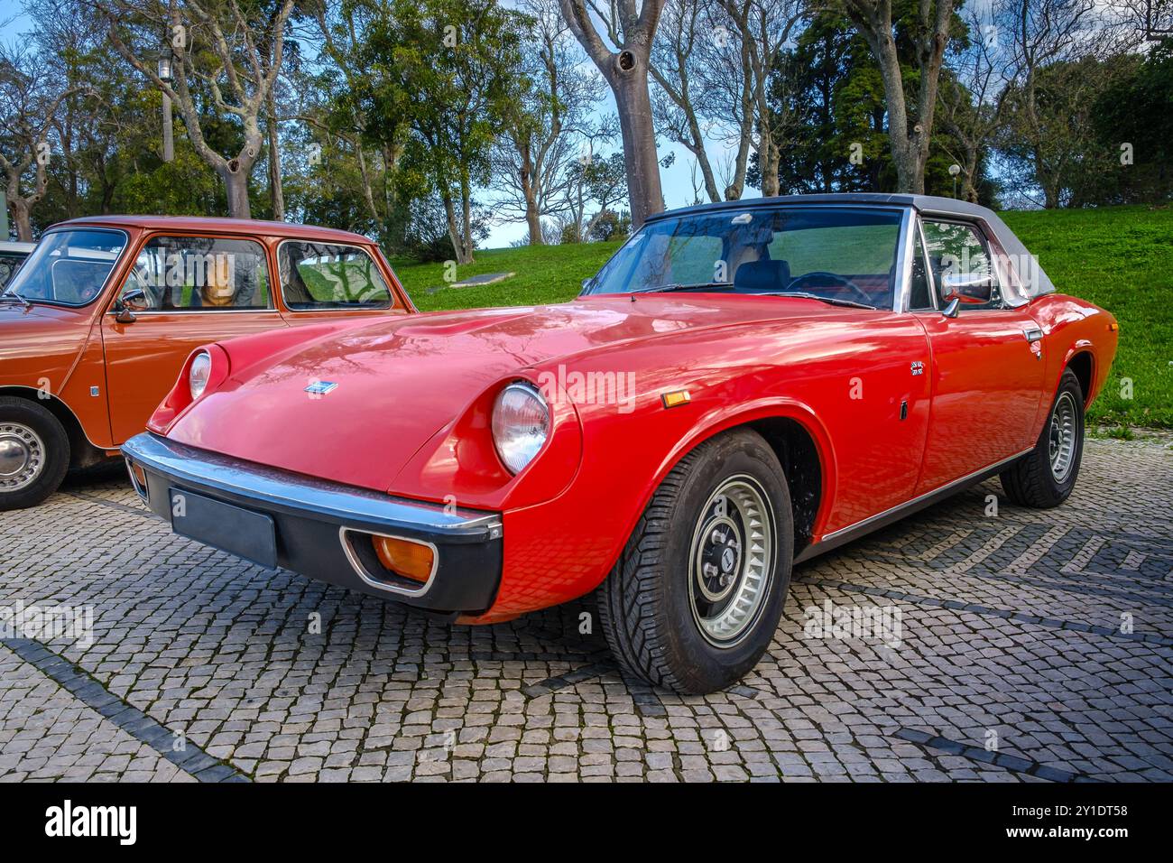 Lisbona, Portogallo - 20 gennaio 2024: Classica auto sportiva rossa Jensen-Healey 1975 parcheggiata su strade lastricate. Roadster a due posti nelle giornate di sole Foto Stock