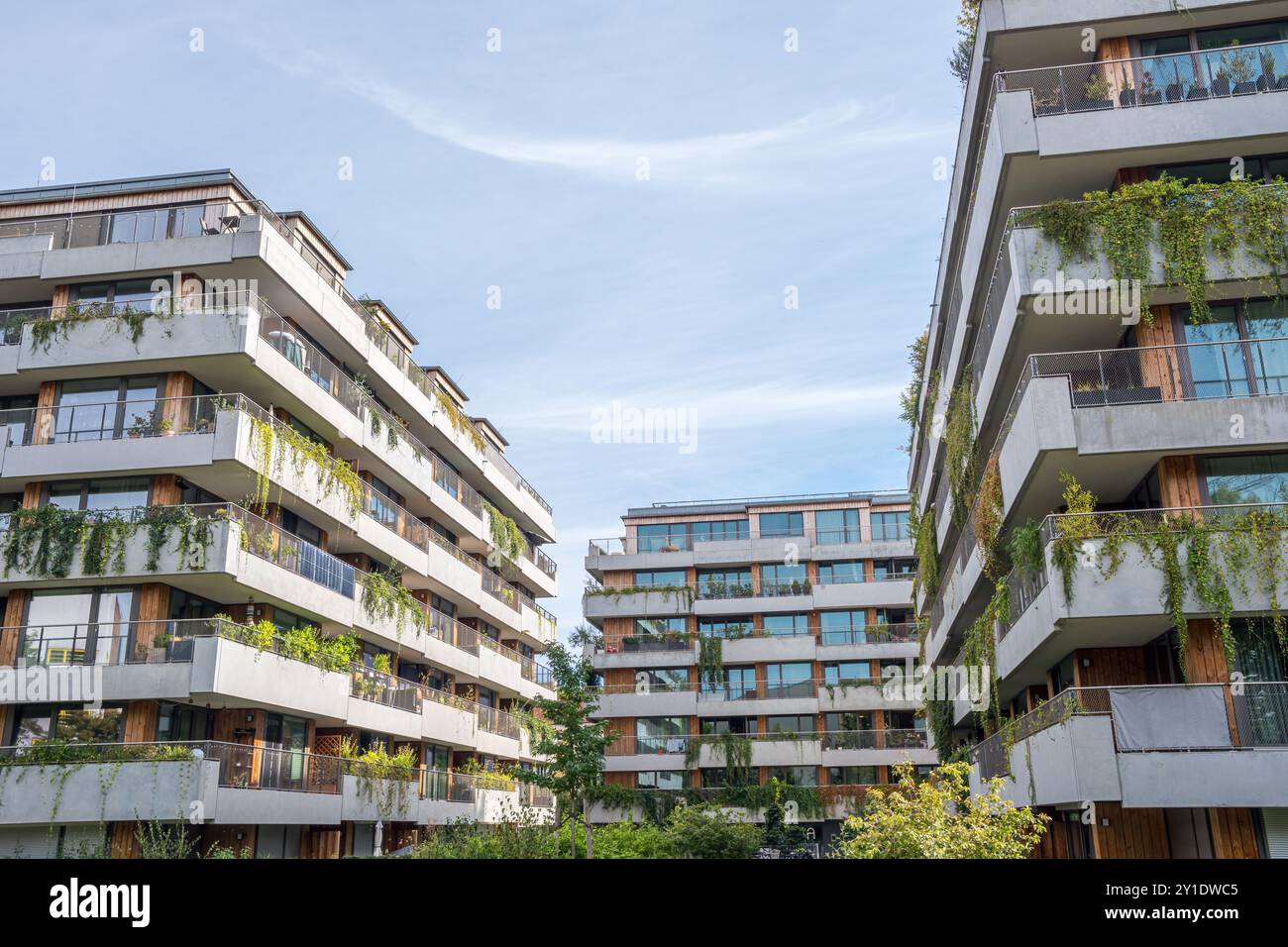 Moderni edifici di appartamenti con una facciata in cemento vista a Berlino, Germania Foto Stock