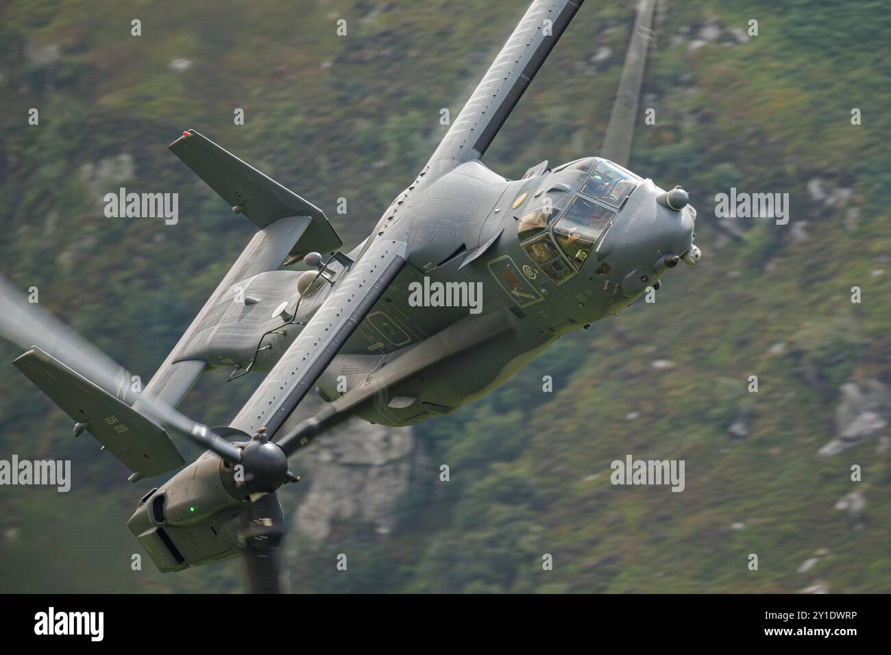 Elicottero VC22 Osprey attraverso il Mach Loop in una sortita di addestramento fuori dalla RAF Mildenhall Foto Stock