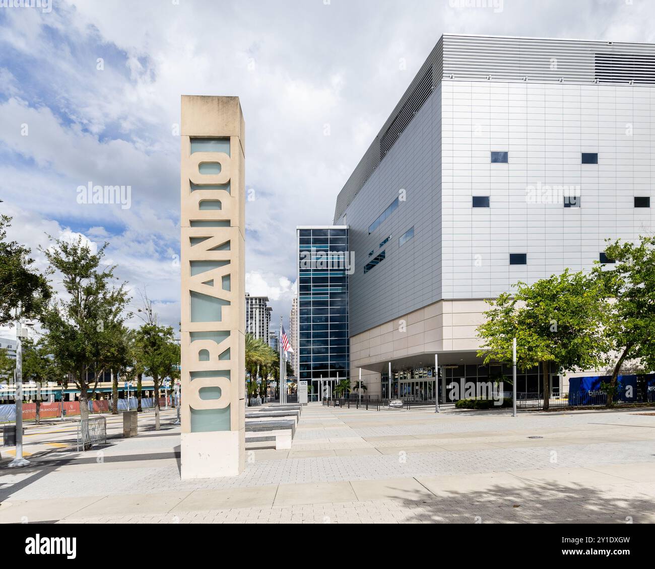 Un cartello in cemento di Orlando all'esterno del Kia Center, ex Amway Center, nel cuore del centro di Orlando. Foto Stock
