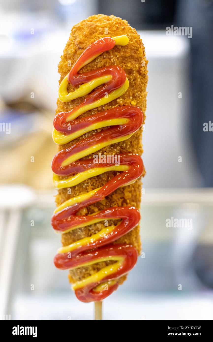 Cibo di strada per cani di mais con ketchup e salsa di senape Foto Stock