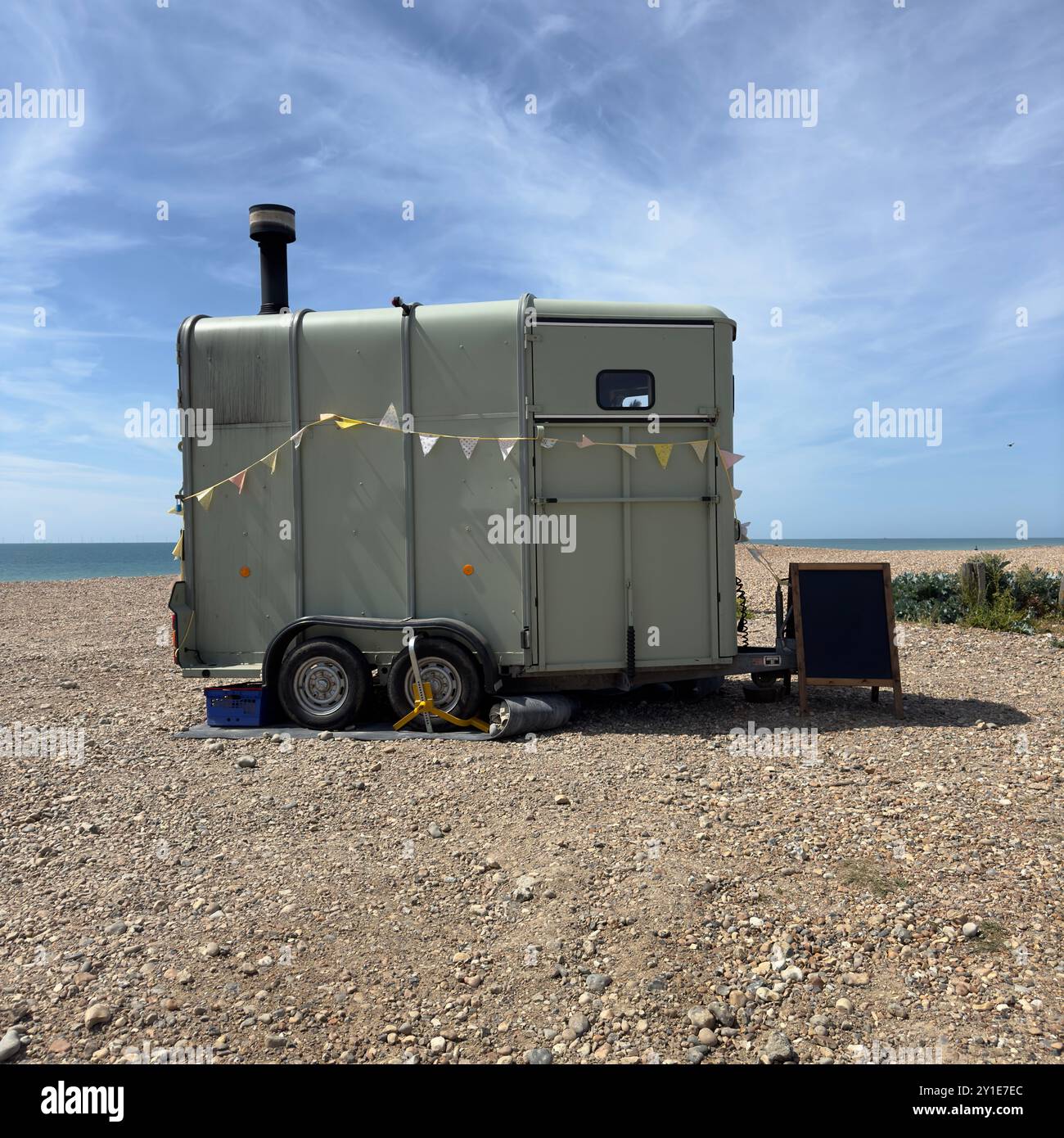 Rimorchio Classic Horse convertito in una caffetteria parcheggiata sulla spiaggia. Foto Stock