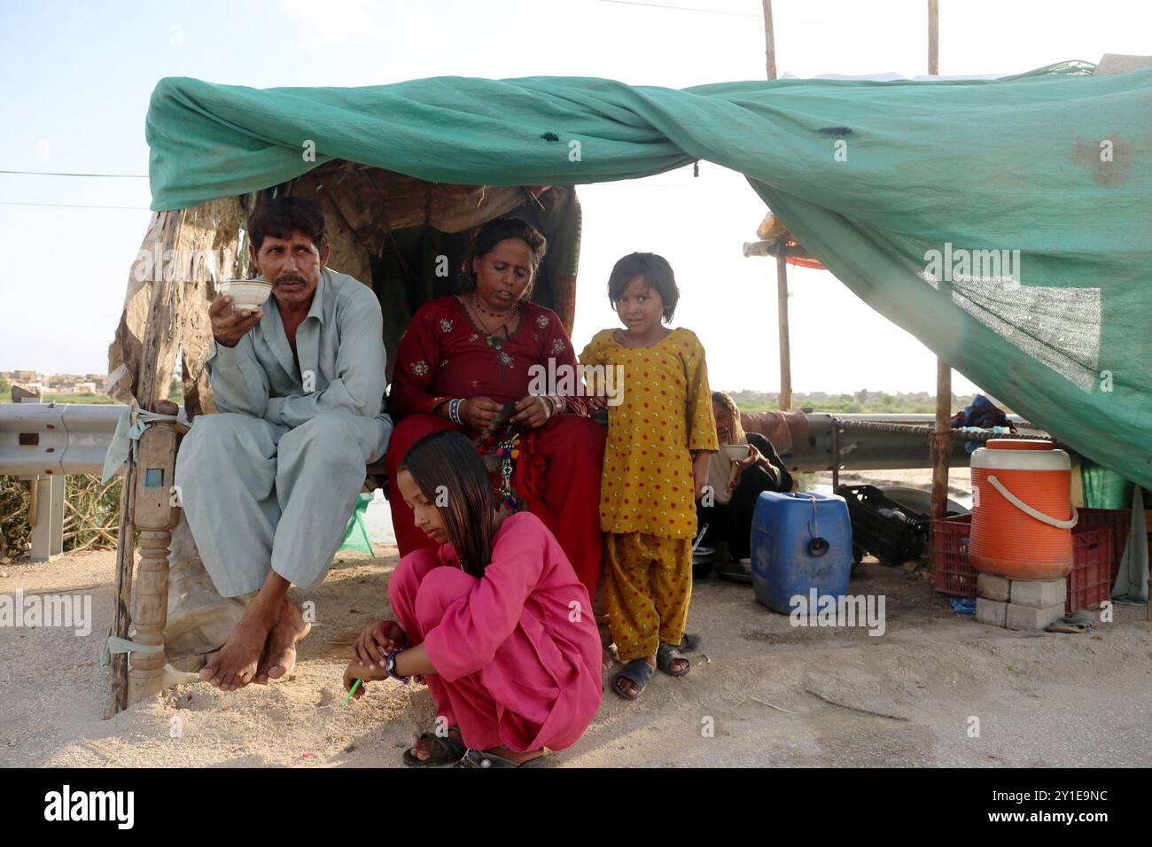 Dadu. 6 settembre 2024. Le persone si vedono in una tenda improvvisata nel distretto di Dadu, nella provincia meridionale del Sindh, in Pakistan, il 6 settembre 2024. Un totale di 341 persone sono rimaste uccise e 613 altre sono rimaste ferite in incidenti provocati dalla pioggia in alcune parti del Pakistan tra il 1° luglio e il 5 settembre, ha dichiarato giovedì l'Autorità nazionale di gestione delle catastrofi. Crediti: Jan Ali/Xinhua/Alamy Live News Foto Stock