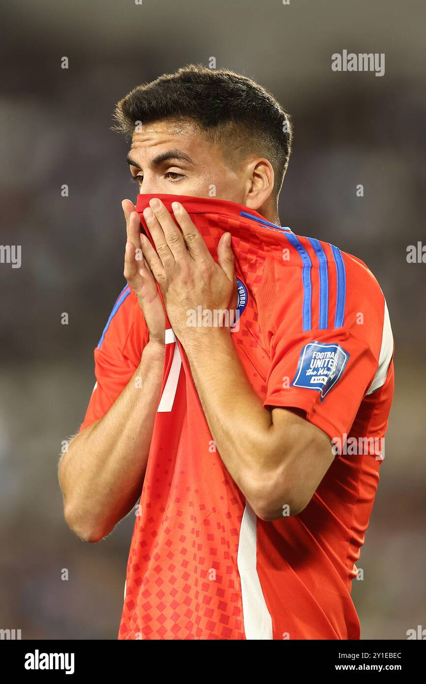 Il centrocampista del Cile Marcelino Nunez gesta durante la partita di qualificazione del Sud America tra Argentina e Cile per la Coppa del mondo FIFA 2026 allo stadio Monumental di Buenos Aires il 5 settembre 2024. L'Argentina ha vinto per 3-0. Crediti: Alejandro Pagni/Alamy Live News Foto Stock