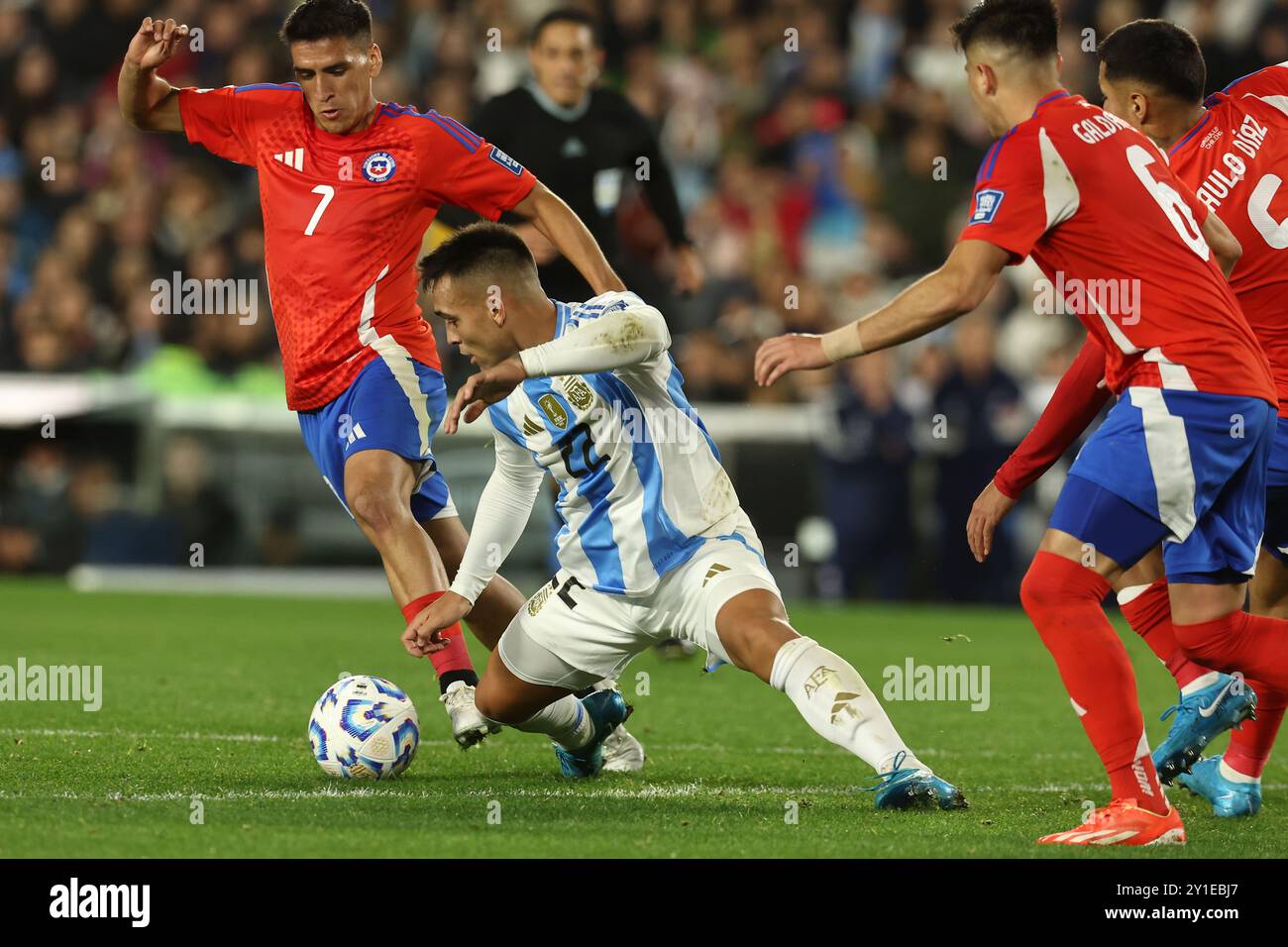 Il centrocampista del Cile Marcelino Nunez (L) si batte per il pallone con l'attaccante argentino Lautaro Martinez (C) durante la partita di qualificazione sudamericana tra Argentina e Cile per la Coppa del mondo FIFA 2026 allo stadio Monumental di Buenos Aires il 5 settembre 2024. L'Argentina ha vinto per 3-0. Crediti: Alejandro Pagni/Alamy Live News Foto Stock