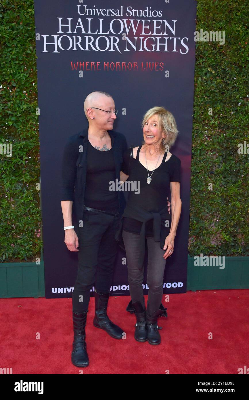 Joseph Bishara und Lin Shaye bei der Eröffnung der Halloween Horror Nights in den Universal Studios Hollywood. Universal City, 05.09.2024 *** Joseph Bishara e Lin Shaye all'apertura di Halloween Horror Nights agli Universal Studios Hollywood Universal City, 05 09 2024 foto:xD.xStarbuckx/xFuturexImagex halloween 4934 Foto Stock