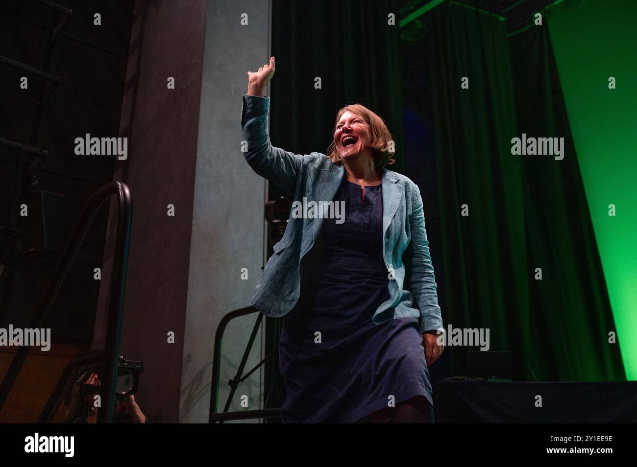 Manchester, Regno Unito. 6 settembre 2024. Ellie Chowns, deputata del Green Party, arriva sul palco. Il Partito Verde si riunisce a Manchester per la conferenza annuale del partito. Credito: SOPA Images Limited/Alamy Live News Foto Stock