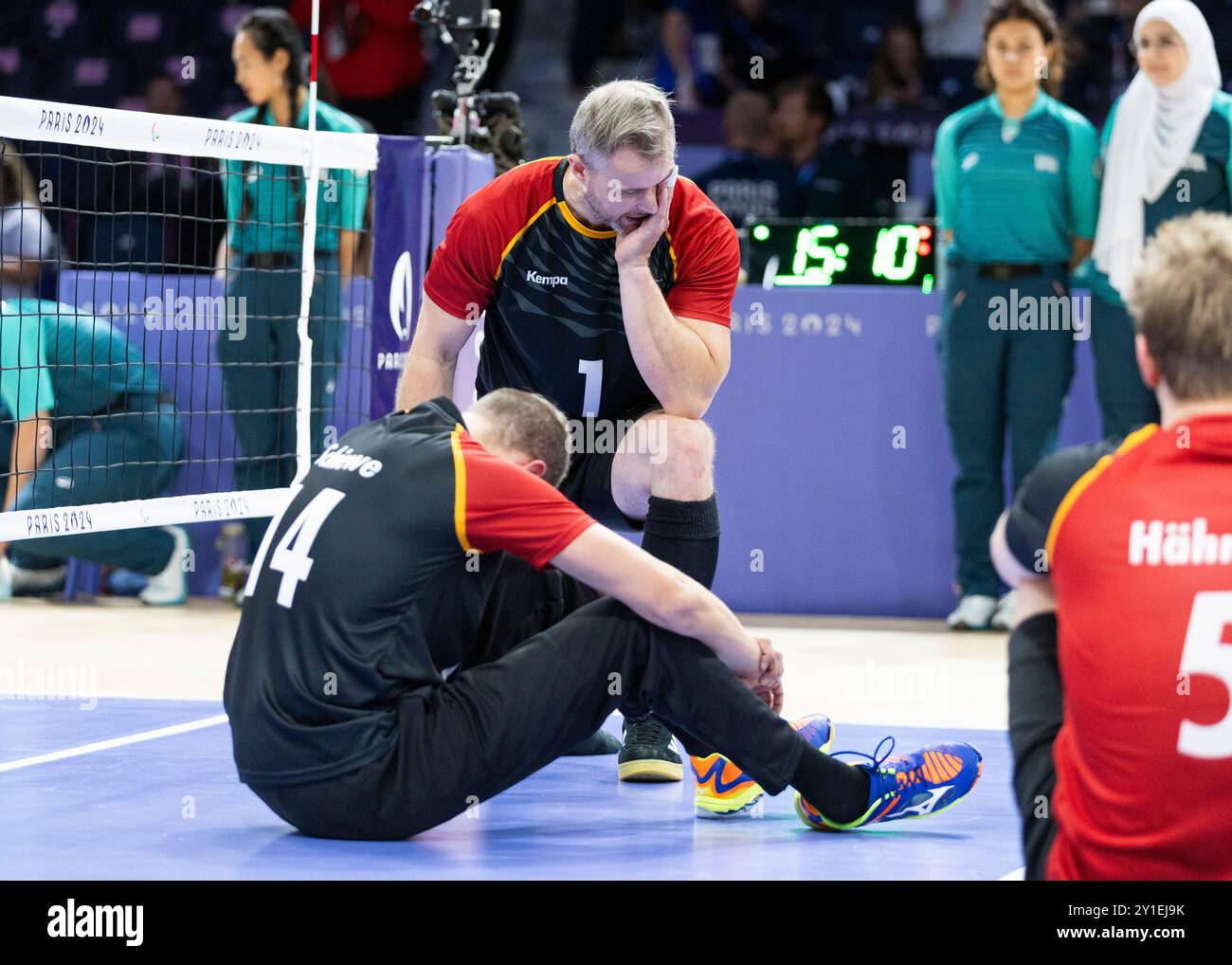 PARIGI, FRANCIA - 06 SETTEMBRE: Torben SCHIEWE (L) e Alexander Schiffler (entrambi Germania) delusi dopo la medaglia di bronzo tra Germania ed Egitto ai Giochi Paralimpici estivi di Parigi 2024 alla South Paris Arena il 6 settembre 2024 a Parigi, Francia. (Foto di Mika Volkmann) credito: Mika Volkmann/Alamy Live News Foto Stock