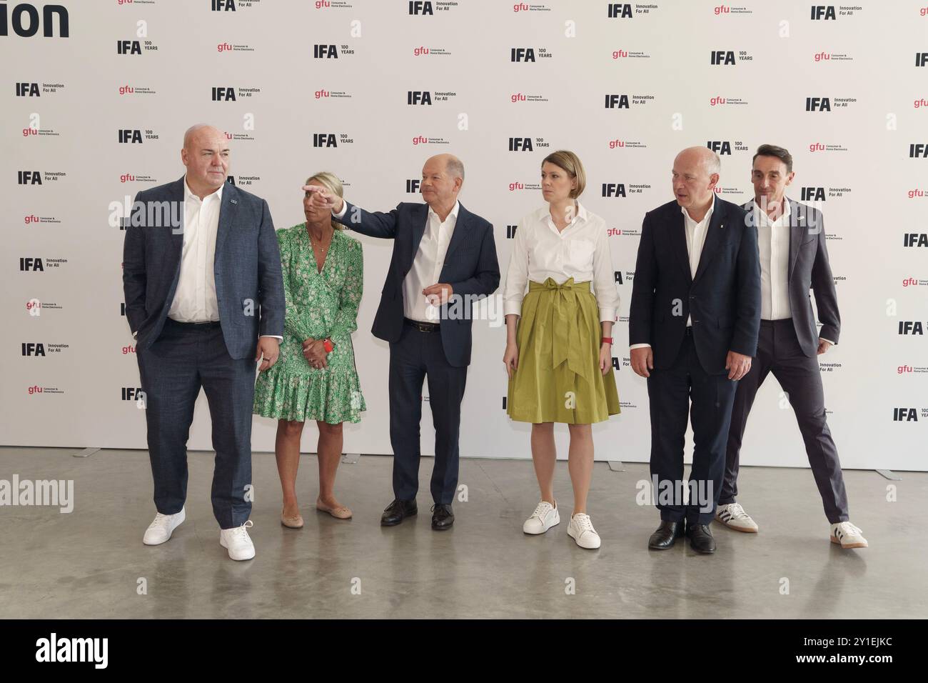 Press tour con il cancelliere tedesco atm100's IFA 2024 , Berlino, Germania Foto Stock