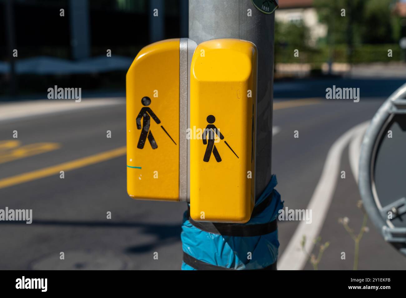 Scatola gialla per l'attraversamento di pedoni per non vedenti o con disabilità visive. La scatola vibra per indicare che è sicuro attraversare. Svizzera Foto Stock