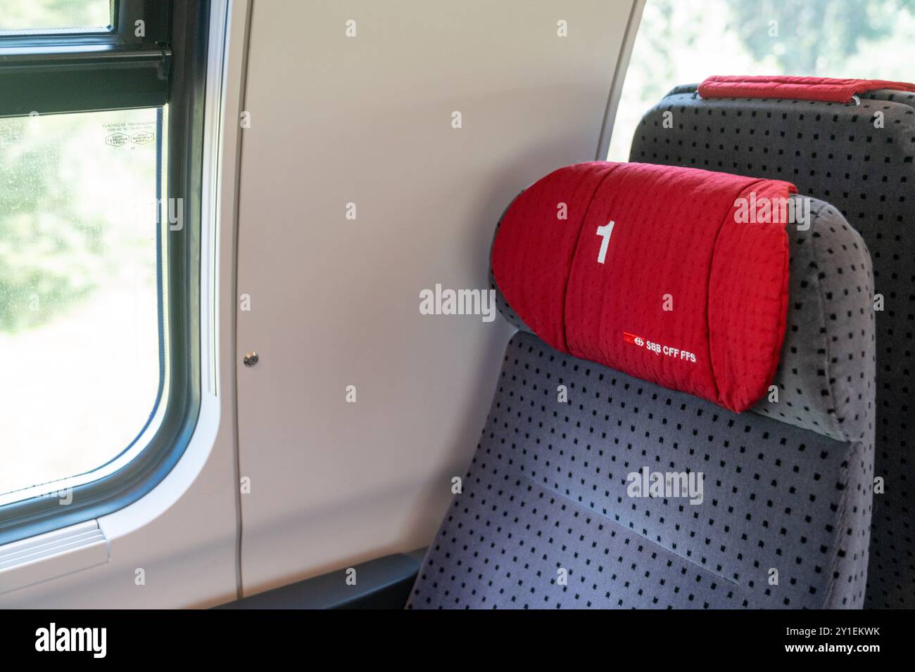 Ginevra, Svizzera - 28 luglio 2024: Tipico posto di prima classe in cabina di prima classe sui treni svizzeri FFS Foto Stock