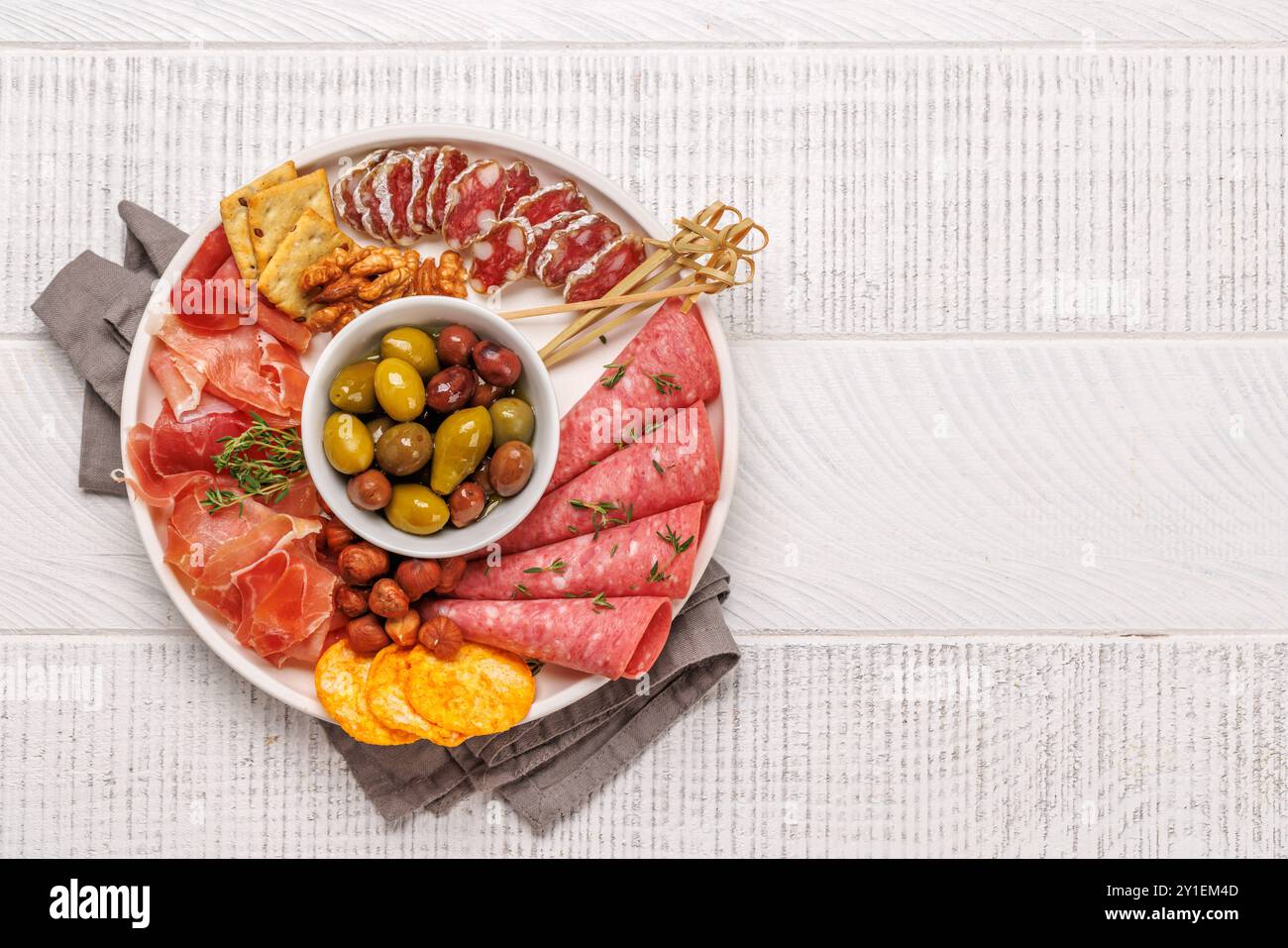 Un assortimento di varie carni disposte su un piatto, ideale per un antipasto, caratterizzato da un ricco mix di sapori e consistenze Foto Stock