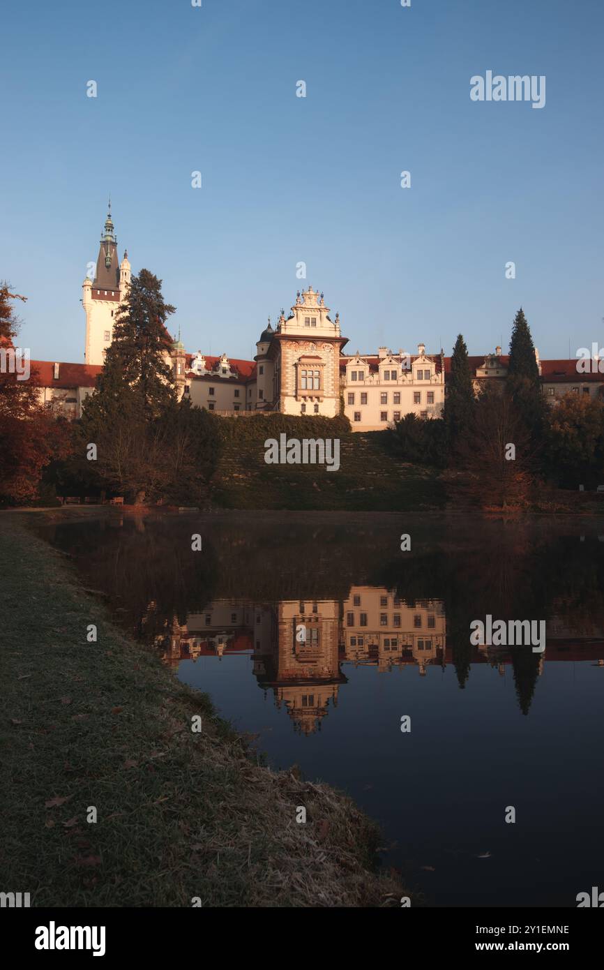 Praga, repubblica Ceca - 29 ottobre 2021: Castello rinascimentale di pruhonice che si riflette sulla tranquilla superficie del lago al tramonto in autunno nel parco Pruhonice Foto Stock