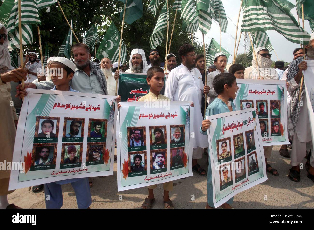 I membri della Markazi Muslim League (PMML) stanno organizzando una manifestazione per rendere omaggio ai Ghazis e Shuhada del 6 settembre 1965 nella guerra Indo-Pak in occasione della giornata della difesa del Pakistan, al club stampa di Peshawar venerdì 6 settembre 2024. Foto Stock