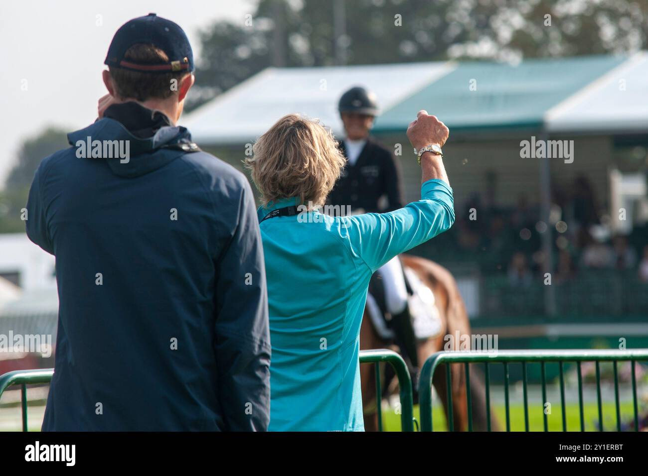 Stamford, Regno Unito. 6 settembre 2024. La leggenda equestre Mary King è felice dopo aver visto la figlia Emily King cavalcare Valmy Biats il 2° giorno delle prove a cavallo Defender Burghley del 2024 tenutesi nei terreni di Burghley House a Stamford, Lincolnshire, Inghilterra, Regno Unito. Credito: Jonathan Clarke/Alamy Live News Foto Stock