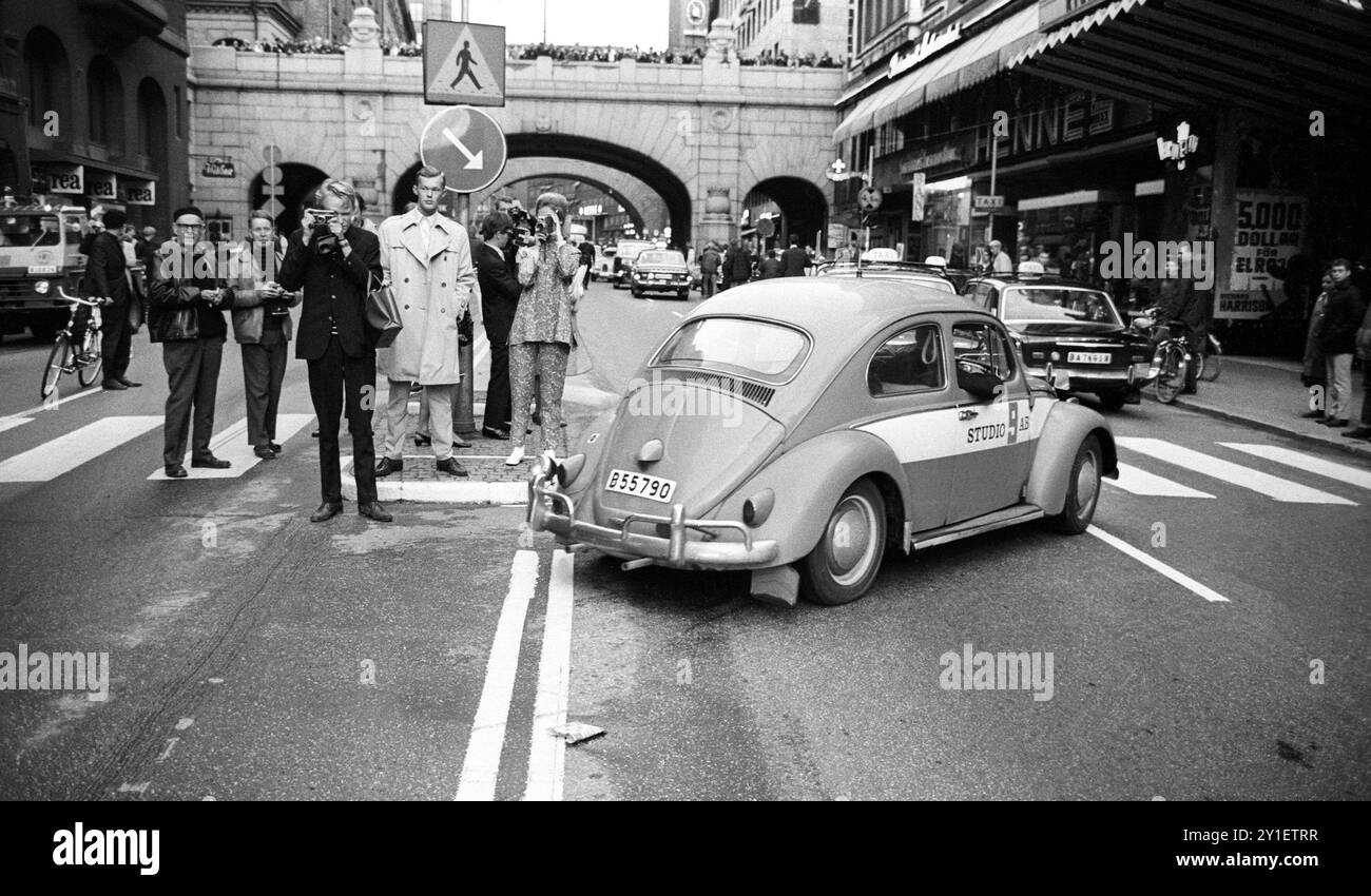 SETTEMBRE 1967 la notte in cui la Svezia è passata dal traffico a sinistra al traffico a destra. È stato di gran lunga il più grande evento logistico nella storia della Svezia. Il giorno si chiamava H-Day. Tutto il traffico non essenziale è stato vietato dalle strade dalle 01:00 alle 06:00. Tutti i veicoli sulle strade durante quel periodo dovevano arrivare alla fermata completa 04:50 e poi cambiare accuratamente i lati della strada prima di poter procedere alle 05:00. Foto Stock