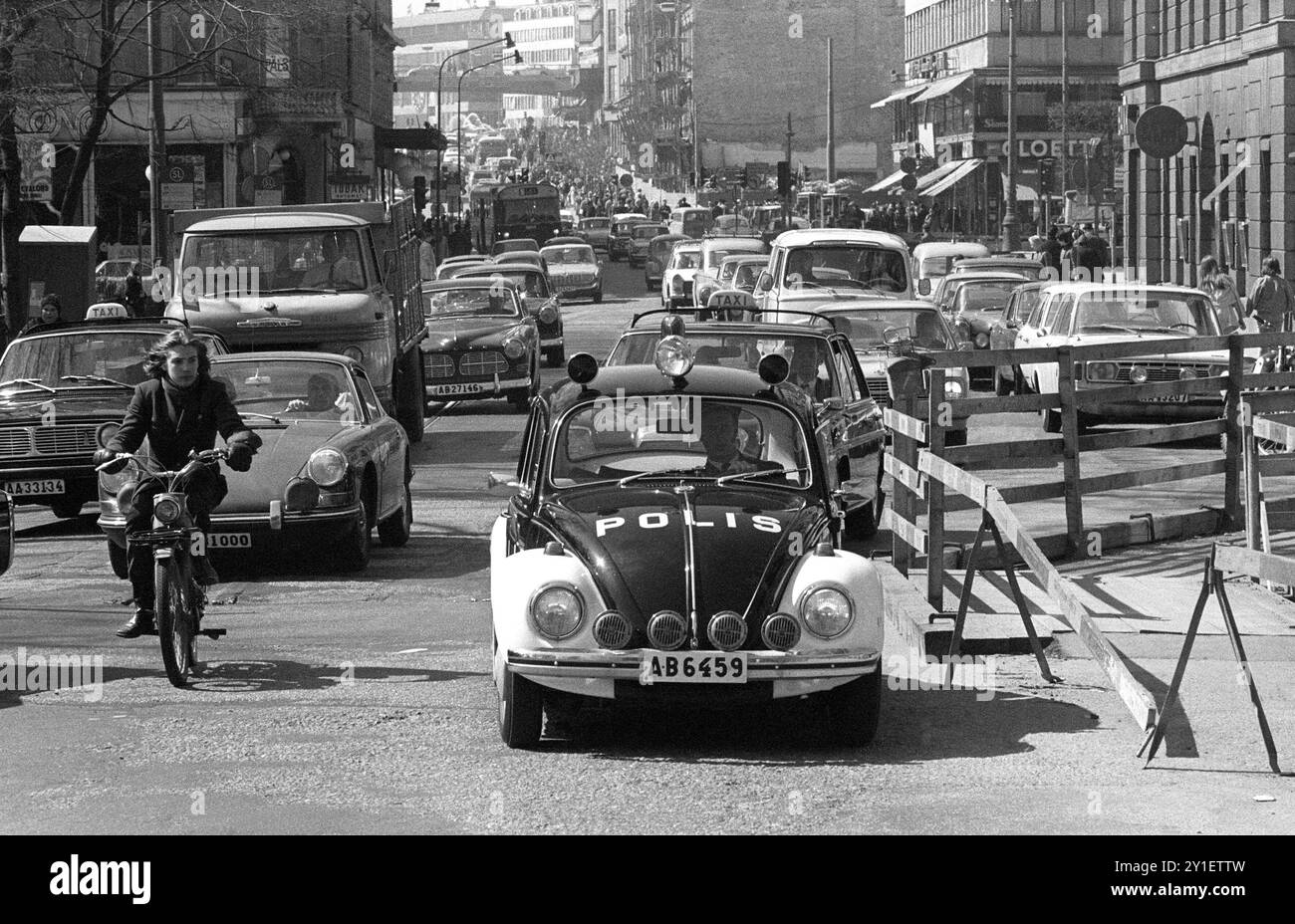 VOLKSWAGEN Beetle come auto della polizia nel traffico di Stoccolma come veicolo di emergenza Foto Stock