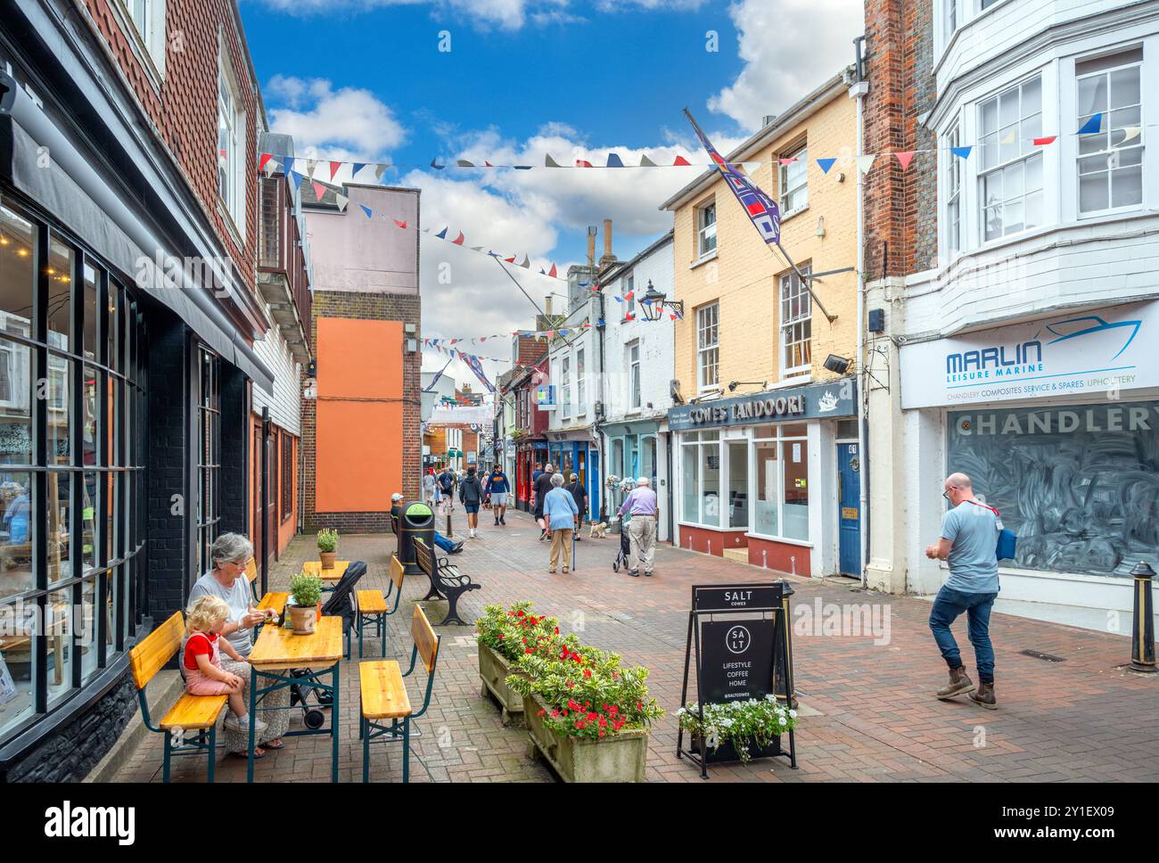 Negozi e caffè su High Street, Cowes, Isola di Wight, Inghilterra, Regno Unito Foto Stock