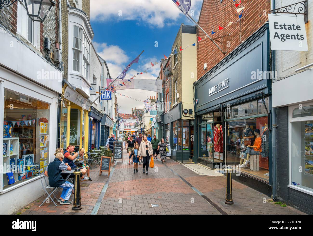 Negozi su High Street, Cowes, Isola di Wight, Inghilterra, Regno Unito Foto Stock