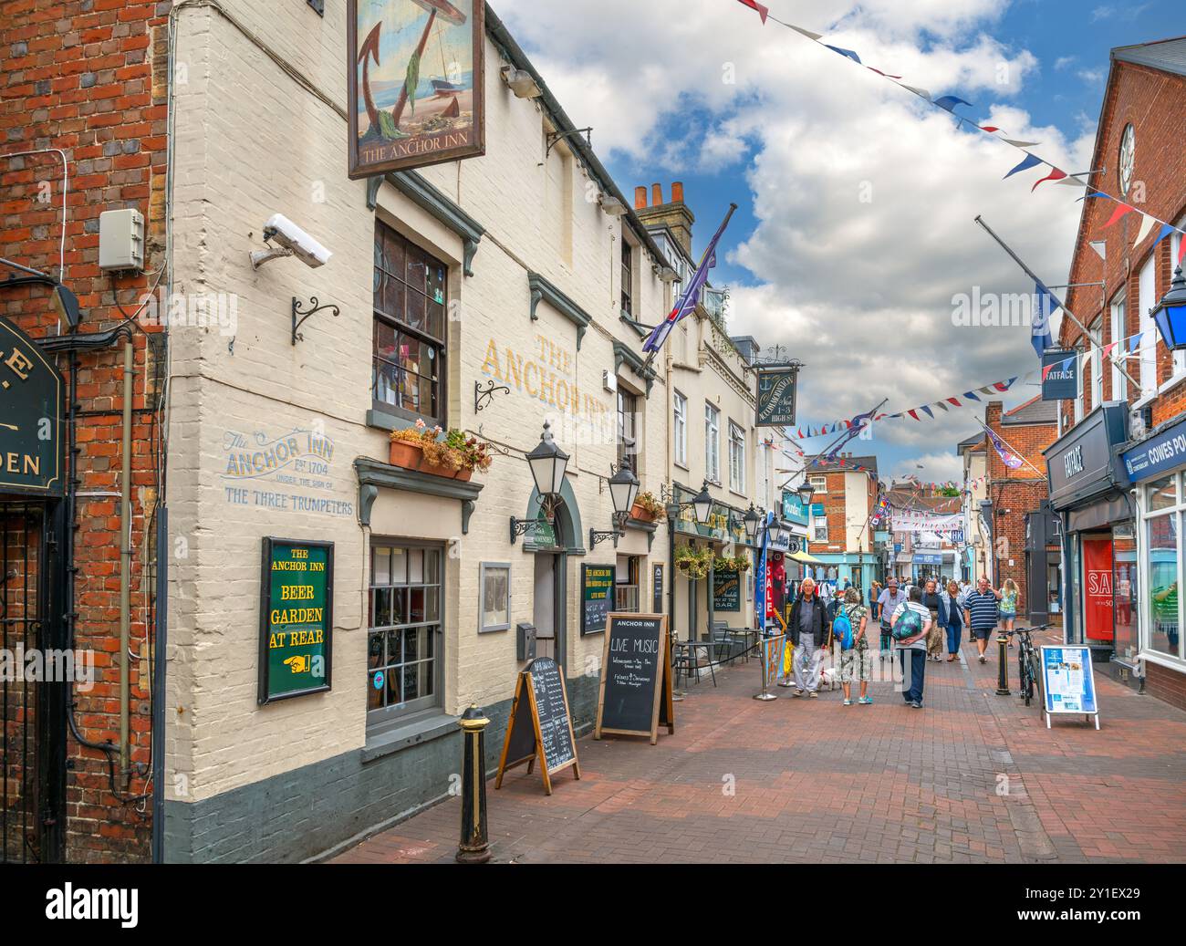 Anchor Inn and Shops on the High Street, Cowes, Isle of Wight, Inghilterra, Regno Unito Foto Stock