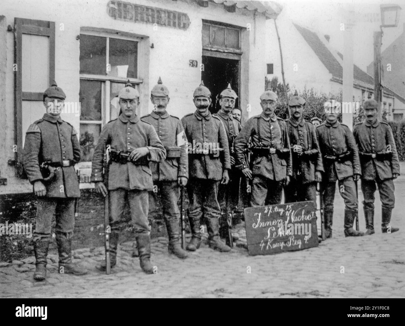Soldati tedeschi della prima guerra mondiale del 4th Company of Reserve Ersatz Regiment 4 di fronte alla taverna nel villaggio di Leke vicino a Diksmuide / Dixmude, Belgio nel 1915 Foto Stock