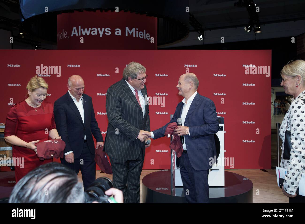 Press tour con il cancelliere tedesco atm100's IFA 2024 , Berlino, Germania Foto Stock