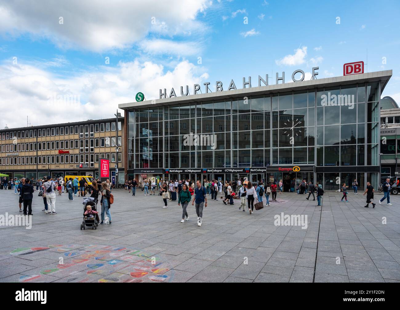 Köln, Renania settentrionale-Vestfalia, Germania, 25 luglio 2024 - stazione ferroviaria centrale e piazza Foto Stock