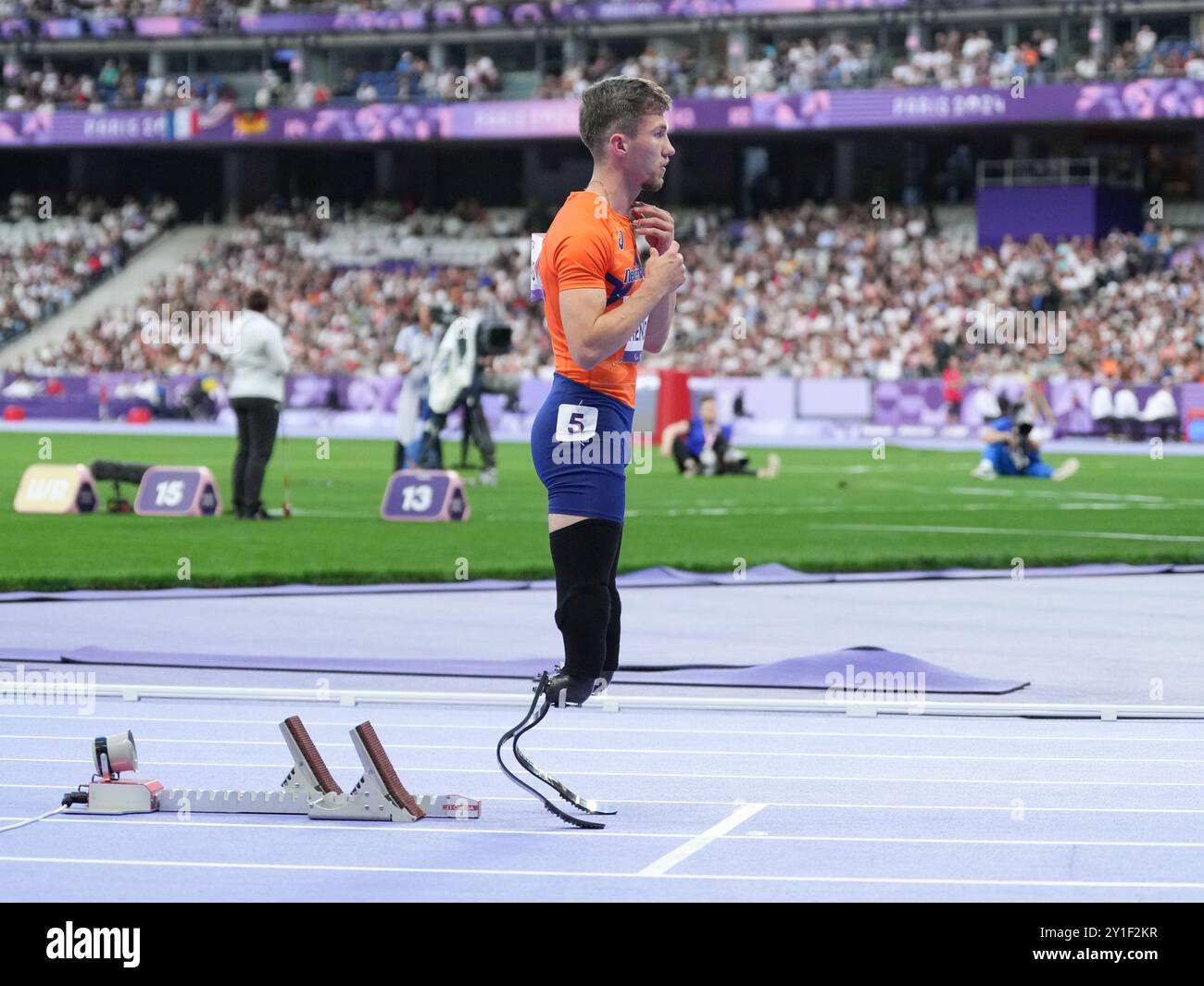 Parigi, Francia. 6 settembre 2024. PARIGI, FRANCIA - 6 SETTEMBRE: Olivier Hendriks dei Paesi Bassi gareggia nella finale maschile 400m - T62 durante il giorno 9 della Para Athletics - Paris 2024 Summer Paralympic Games allo Stade de France il 6 settembre 2024 a Parigi, Francia. (Foto di Patrick Goosen/BSR Agency) credito: BSR Agency/Alamy Live News Foto Stock