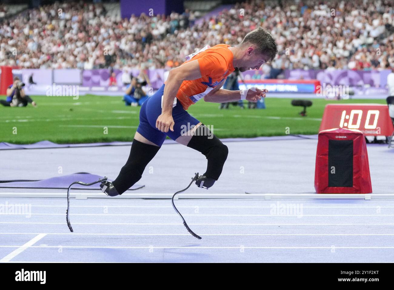 Parigi, Francia. 6 settembre 2024. PARIGI, FRANCIA - 6 SETTEMBRE: Olivier Hendriks dei Paesi Bassi gareggia nella finale maschile 400m - T62 durante il giorno 9 della Para Athletics - Paris 2024 Summer Paralympic Games allo Stade de France il 6 settembre 2024 a Parigi, Francia. (Foto di Patrick Goosen/BSR Agency) credito: BSR Agency/Alamy Live News Foto Stock