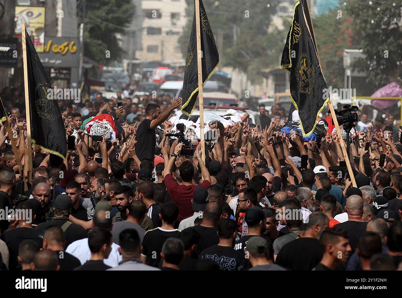 Jenin, Cisgiordania. 6 settembre 2024. I lutto trasportano i corpi dei palestinesi uccisi durante un raid israeliano nella parte settentrionale della Cisgiordania occupata, durante una processione funebre di gruppo nel campo profughi di Jenin, venerdì 6 settembre 2024. Le forze israeliane si ritirarono da Jenin nella Cisgiordania occupata il 6 settembre dopo un'operazione mortale di 10 giorni. Foto di Ismael Ahmad/UPI credito: UPI/Alamy Live News Foto Stock