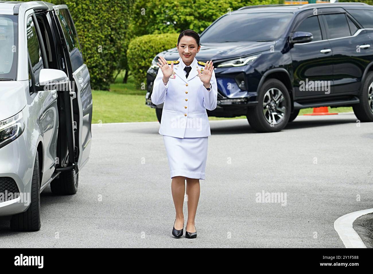 Bangkok, Thailandia. 6 settembre 2024. Il primo ministro della Thailandia Paetongtarn Shinawatra, saluta i membri dei media (non nella foto) mentre arriva alla Casa del governo prima della cerimonia di giuramento reale. (Foto di Seksan Rochanametakul/SOPA Image/Sipa USA) credito: SIPA USA/Alamy Live News Foto Stock