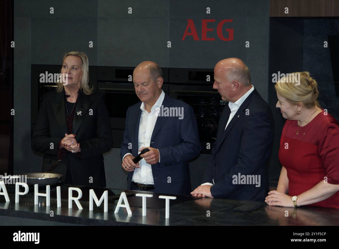 Press tour con il cancelliere tedesco atm100's IFA 2024 , Berlino, Germania Foto Stock