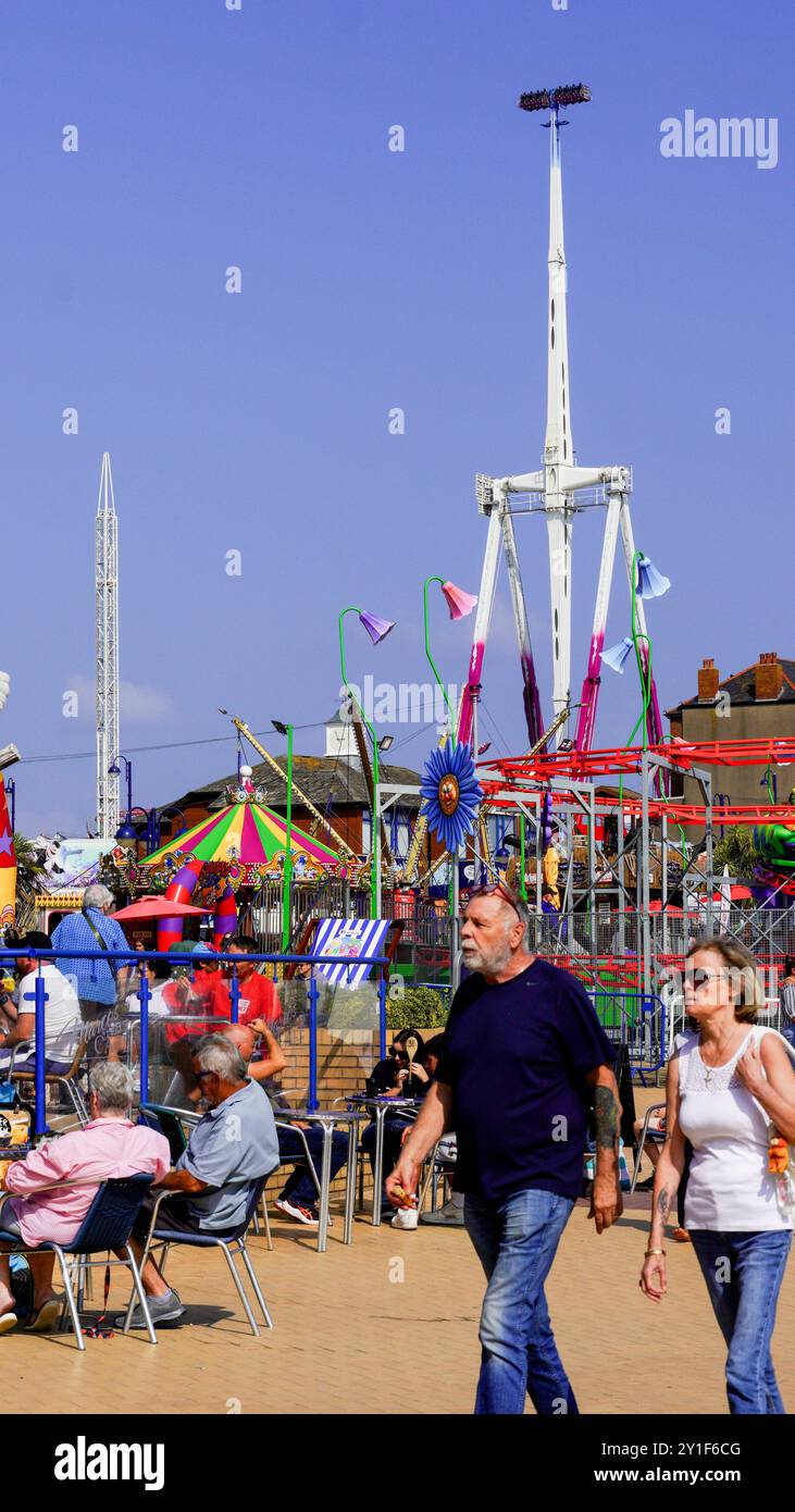Barry Island, Galles, agosto 30 2024: I visitatori giovani, anziani e di etnie miste sono attratti nelle aree in cui Gavin e Stacey sono stati girati. Foto Stock