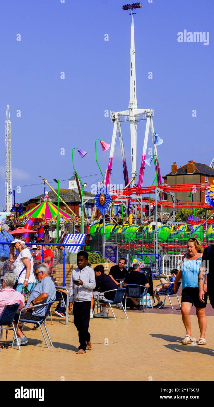 Barry Island, Galles, agosto 30 2024: I visitatori giovani, anziani e di etnie miste sono attratti nelle aree in cui Gavin e Stacey sono stati girati. Foto Stock